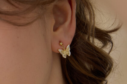 Frauen mit goldene Schmetterling Ohrringe