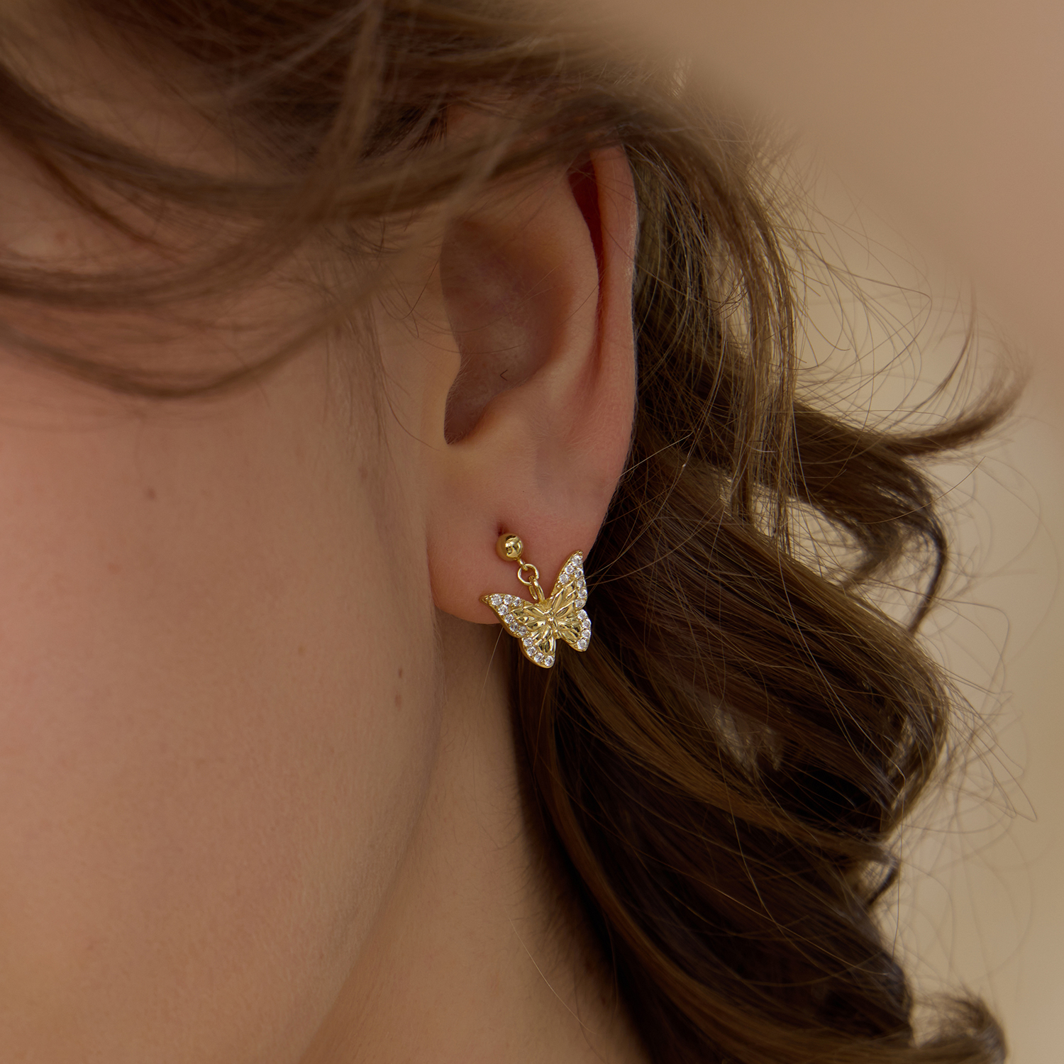 Frauen mit goldene Schmetterling Ohrringe